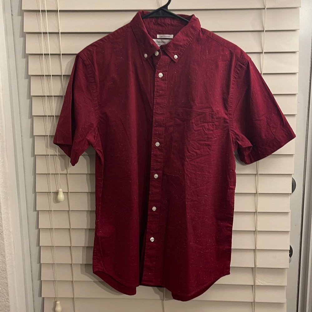 Men’s short sleeve button down shirt, dark red, sprinkled dots pattern